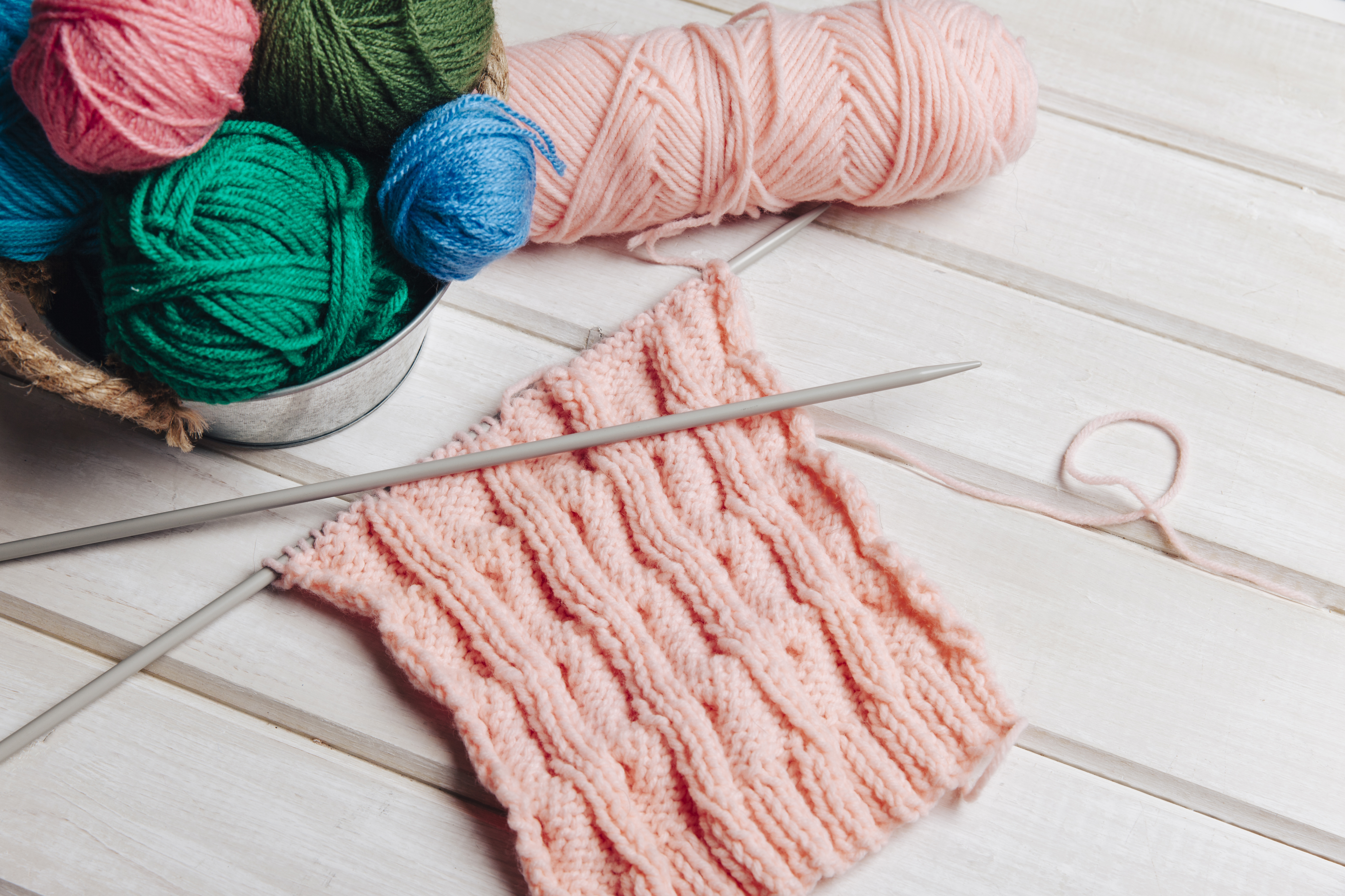 материалы для вязания. мотки пряжи. материалы для вязания. нить пряжи. инструменты для вязания крючком.